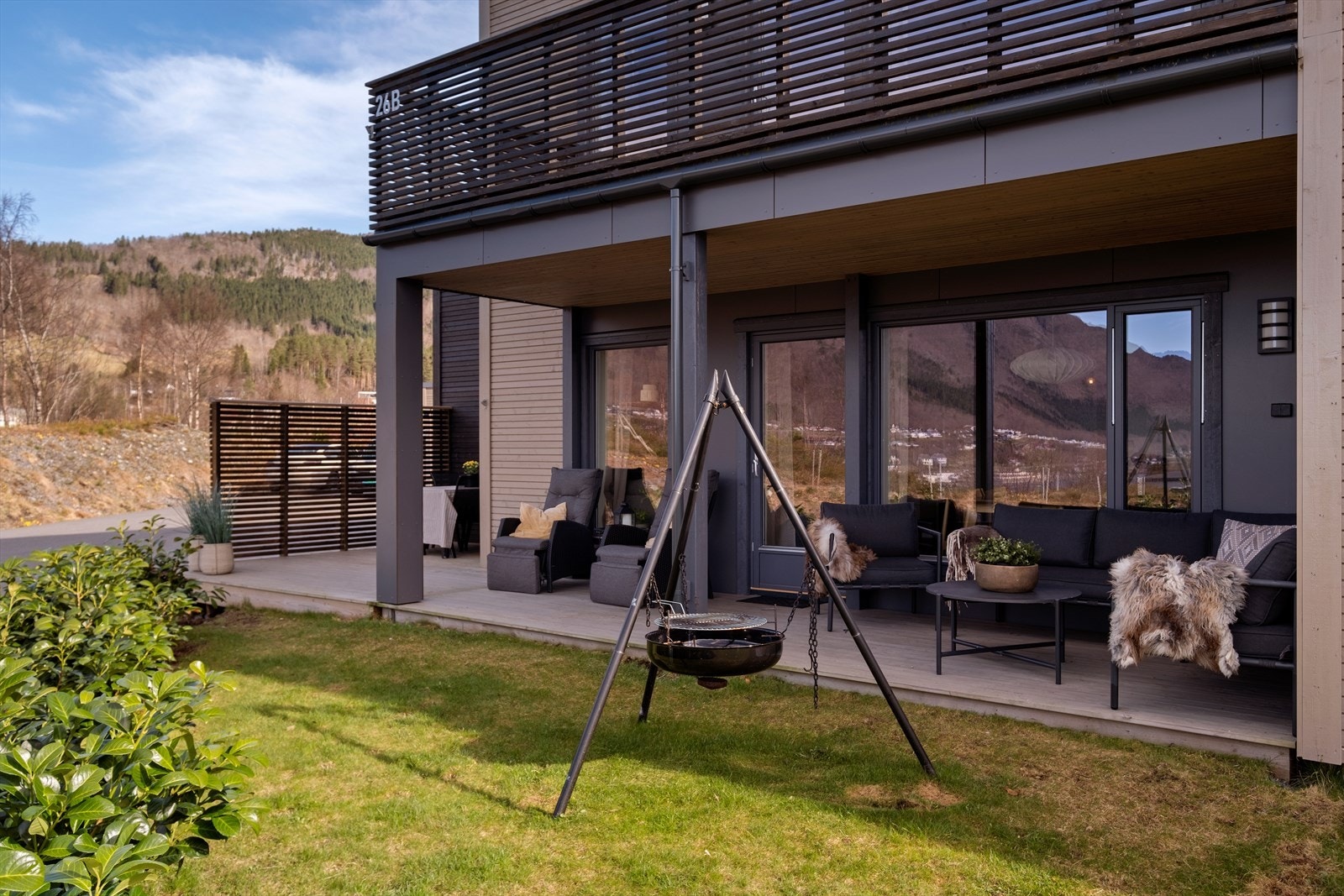 Flott tillaget terrasse og uteområde mot vest. Galleribilde