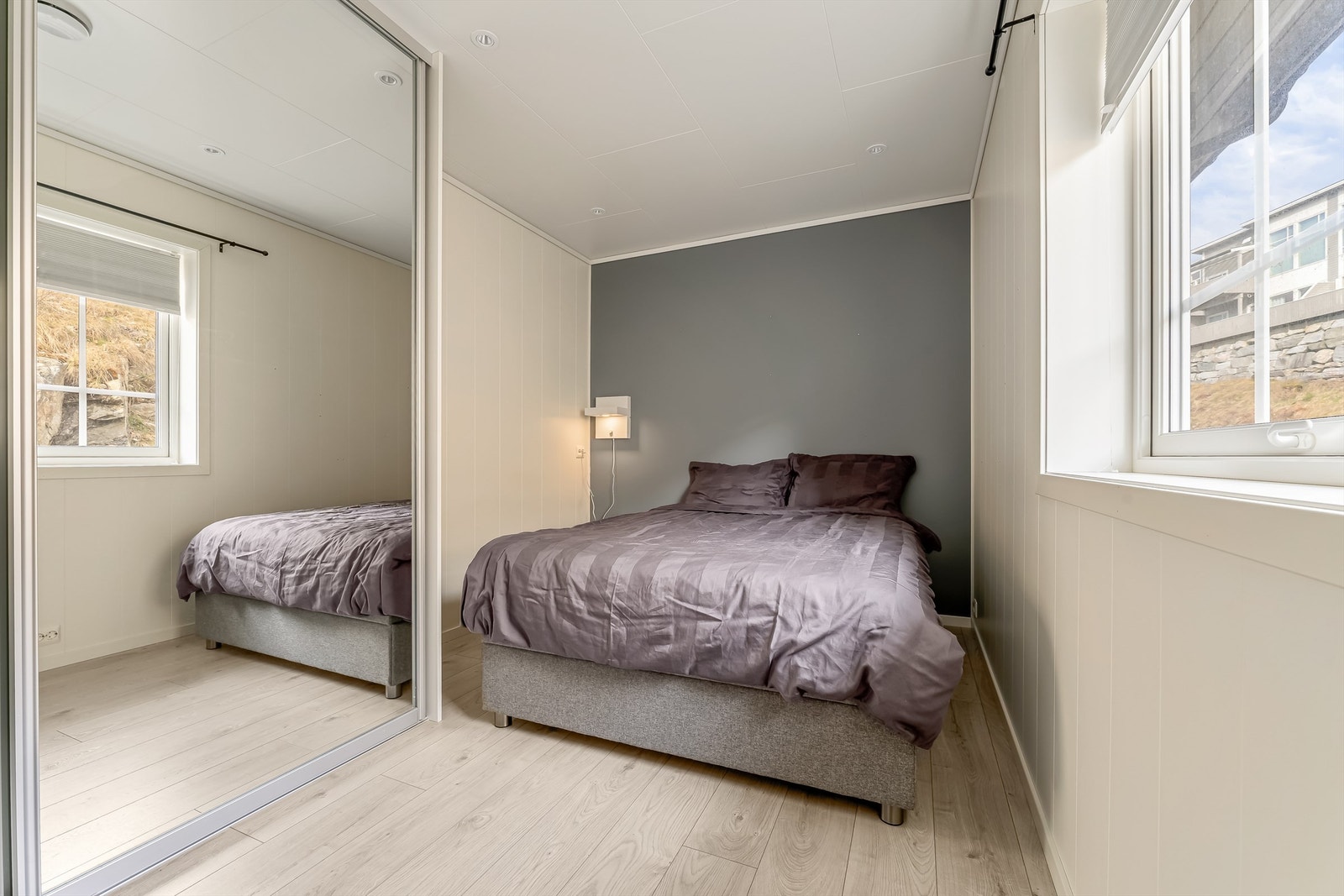 Soverommet har stor skyvedørsgarderobe med speilfront Galleribilde