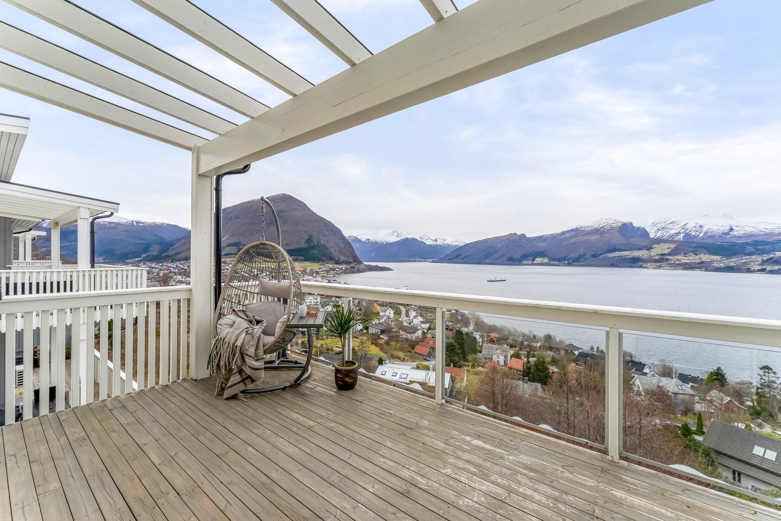 Frå den overbygde verandaen er det panoramautsikt over Volda, Voldsfjorden og fjella ikring Galleribilde