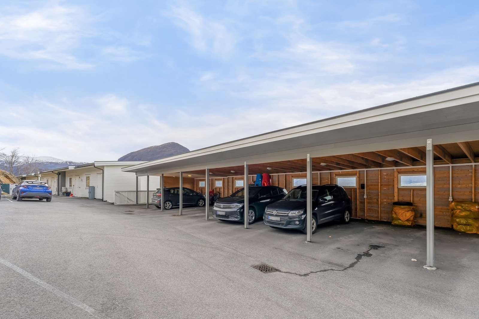 Parkering i carport med innlagt lys/straum. Asfaltert tunområde med gjesteparkering. Galleribilde