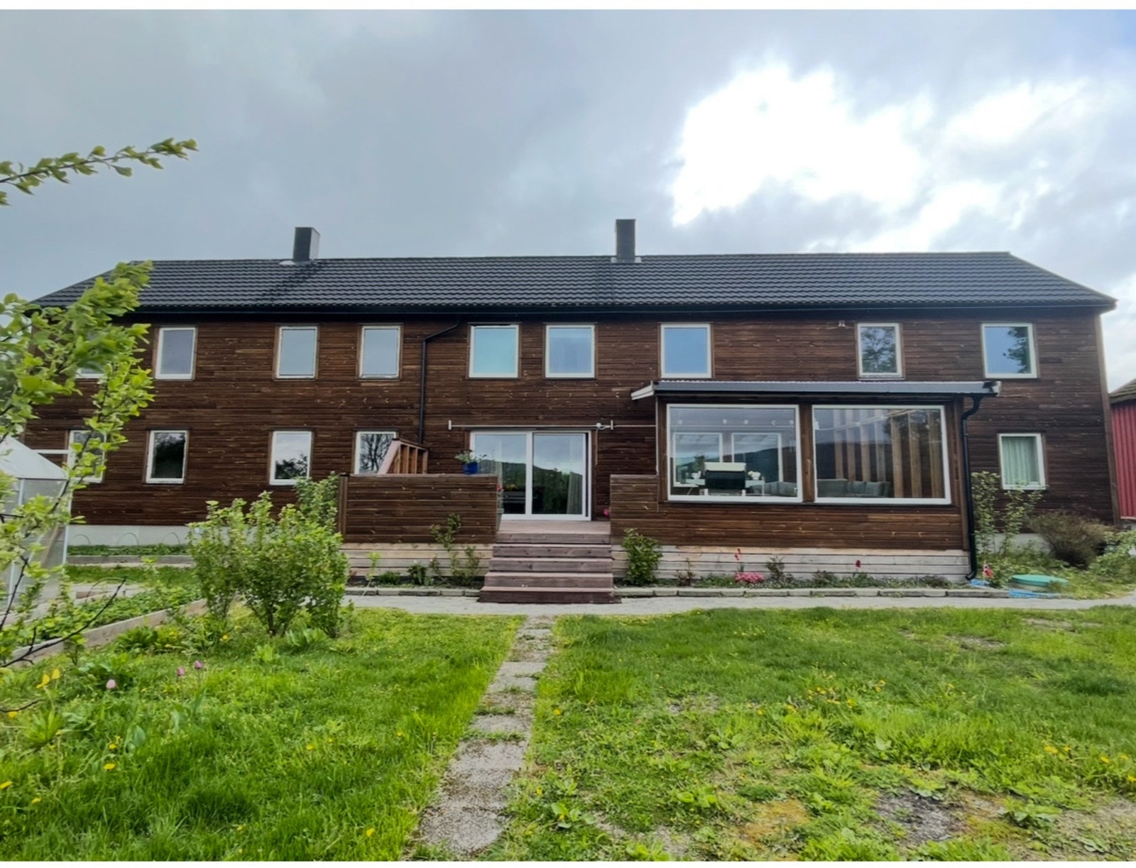 Utvending er våningshuset renovert Ny bordkledning, nye vinduer og nytt taktekke Galleribilde