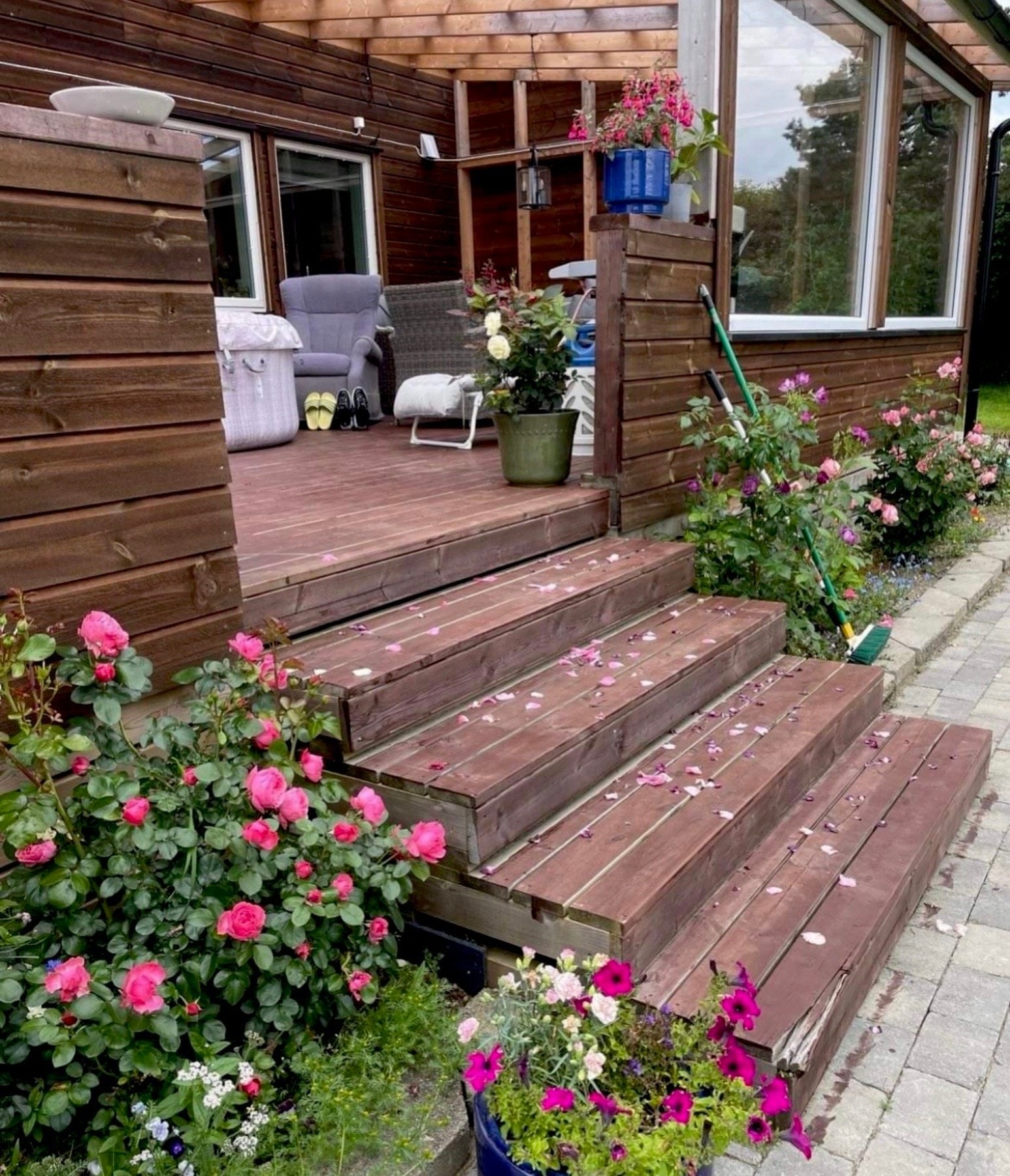 Trapp opp fra hagen på sommers tid. Galleribilde