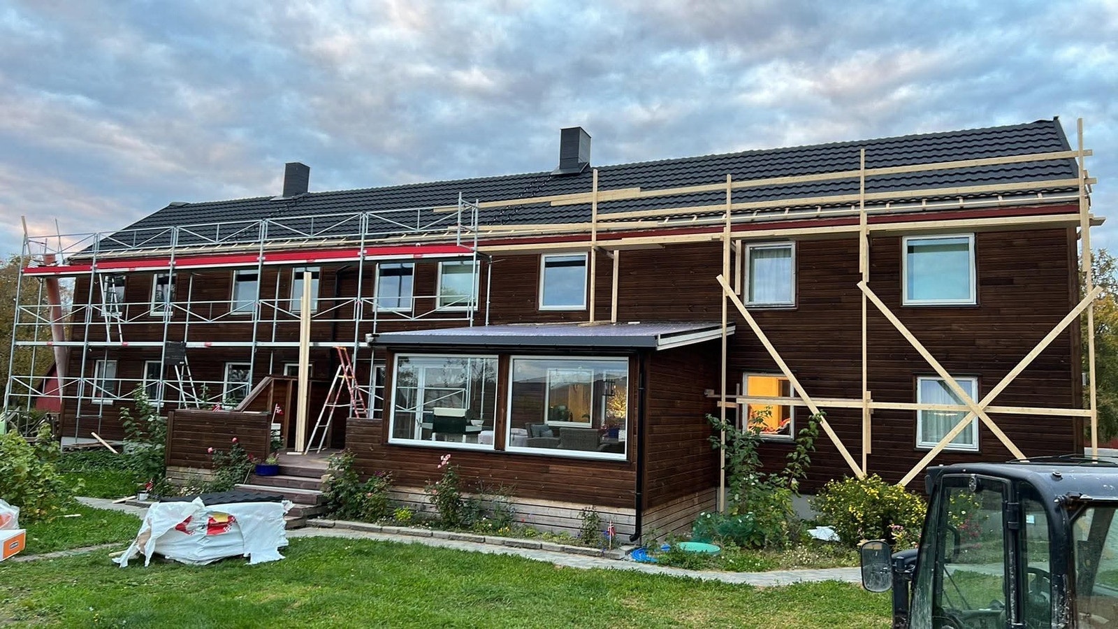 Utvendig er huset renovert - nytt tak, vinduer og bordkledning. Galleribilde