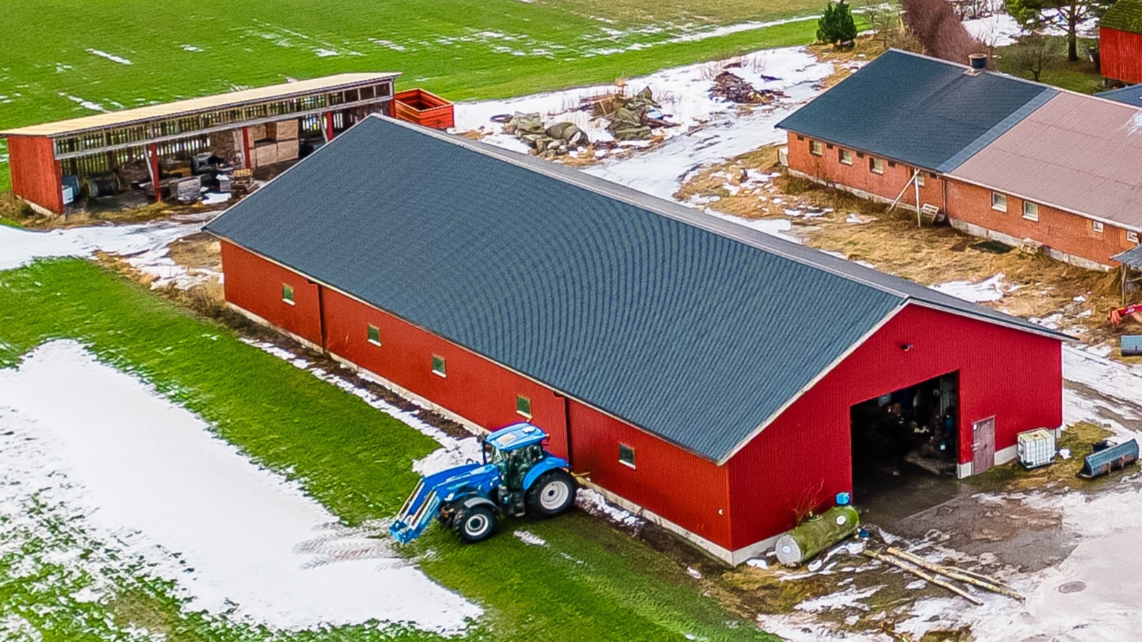 Stort redskapshus som deles med nabo. Redskapshuset er på ca 600 kvm. Galleribilde