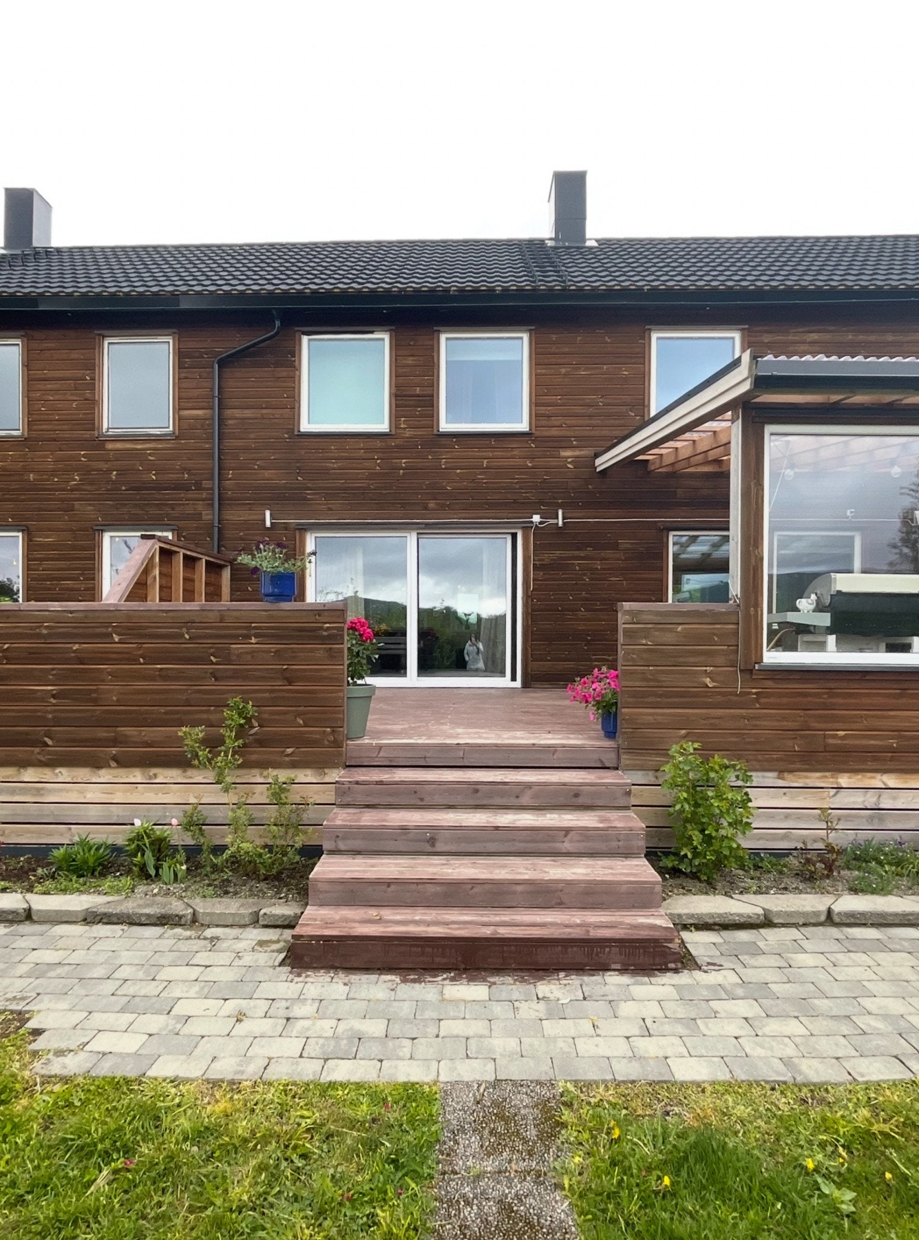 Sommerbilde fra terrasse mot hage. Galleribilde