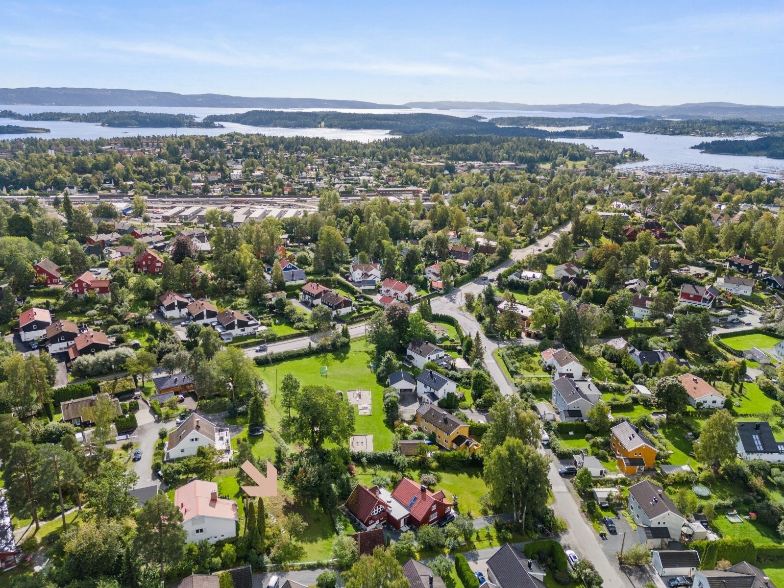 Det er kort vei til skoler, barnehager, dagligvare, offentlig transport m.m. Galleribilde