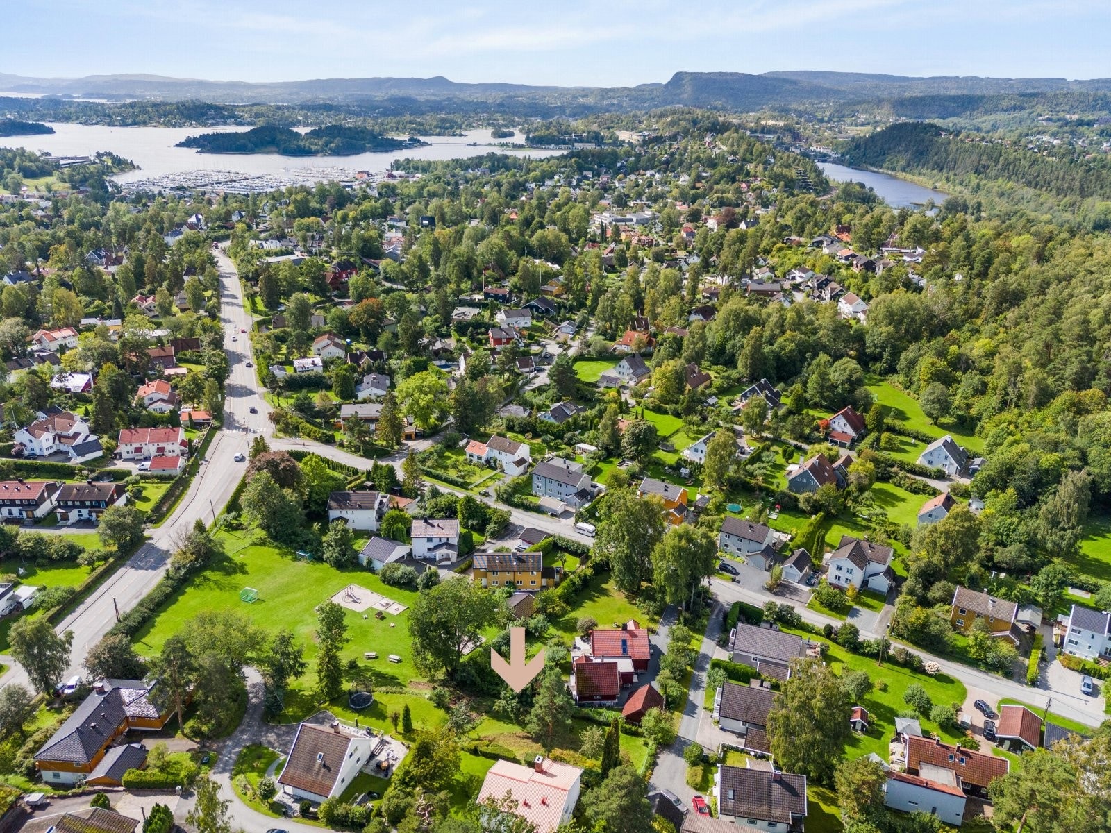 Er du glad i sjøen er flere strender, båthavn og turområder langs sjøen kun noen få minutters gangavstand unna. Galleribilde