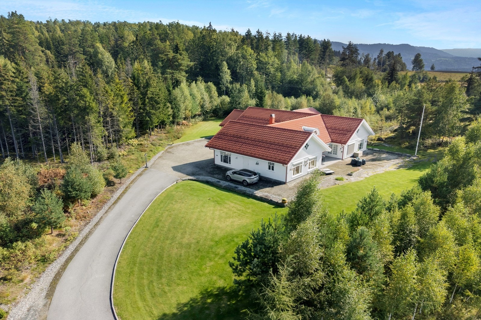 Boligen har en stor tomt med svært gode solforhold med en landlig og idyllisk beliggenhet nær både Hokksund og Skotselv. Galleribilde
