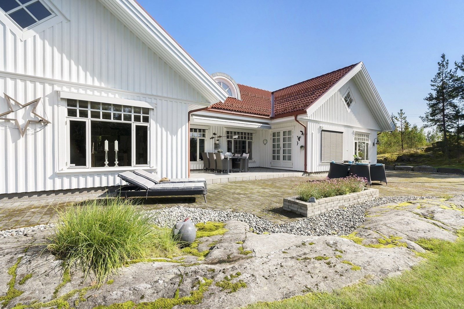 Terrasse på 38 m2, terrassen og utearealene kan møbleres med flere møbleringssoner der en kan invitere hele vennegjengen til en uforglemmelig sommerkveld. Galleribilde