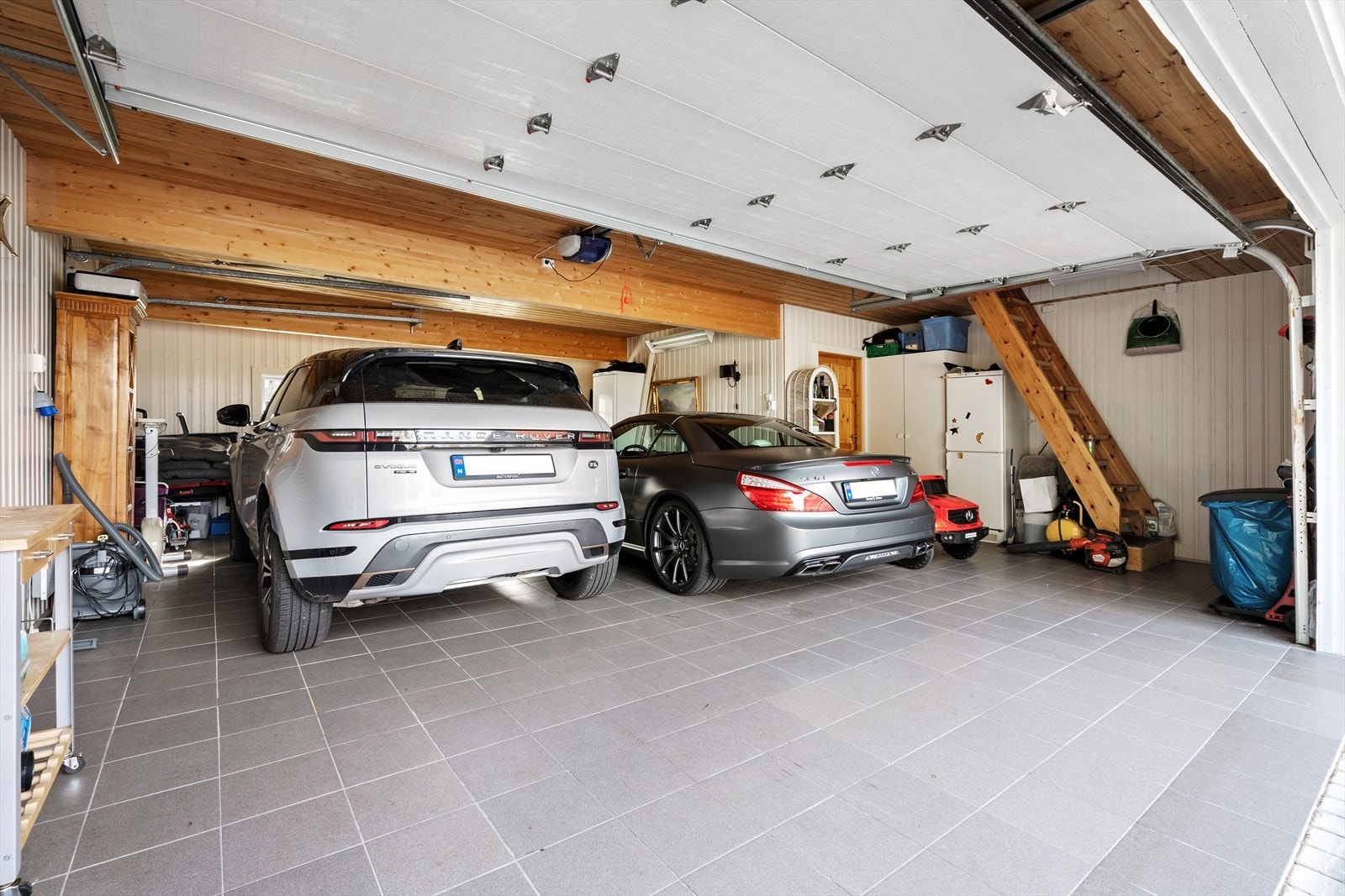 Parkering forekommer i egen gårdsplass med belegningsstein, dobbeltgarasje og carport. Galleribilde