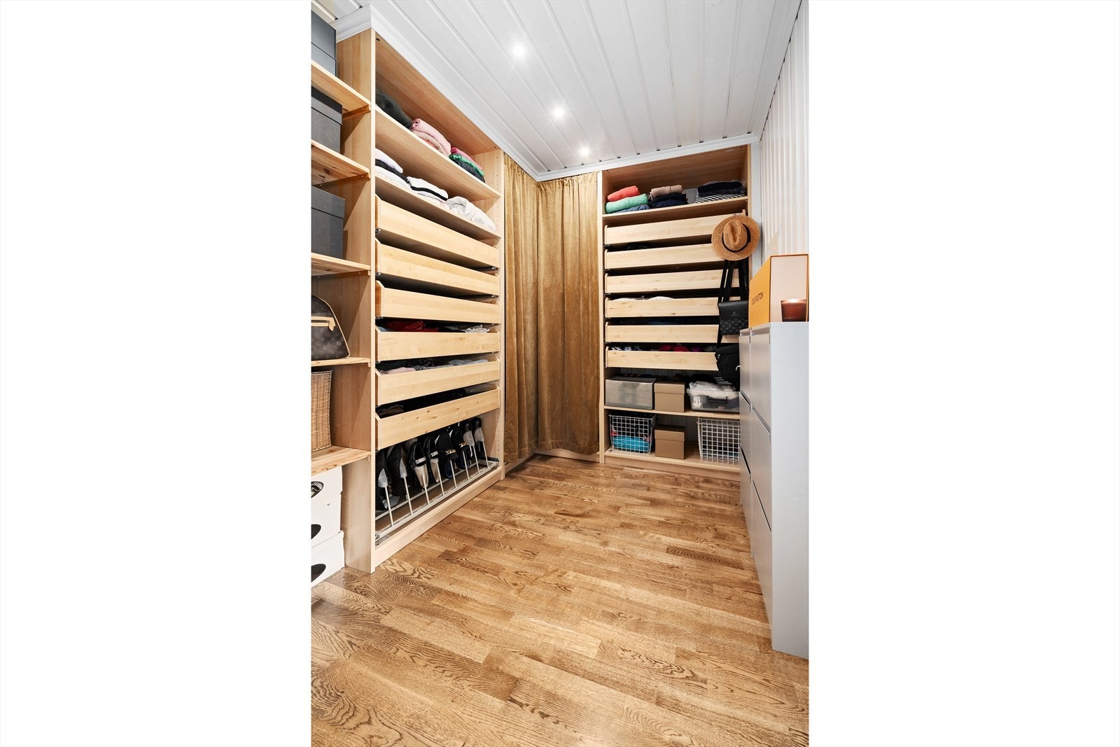 I tilknytning til soverommet ligger et pent innredet flislagt bad og walk-in closet, innredet med garderobeløsning, der en har god plass til alt av klær, sko og diverse tilbehør. Galleribilde