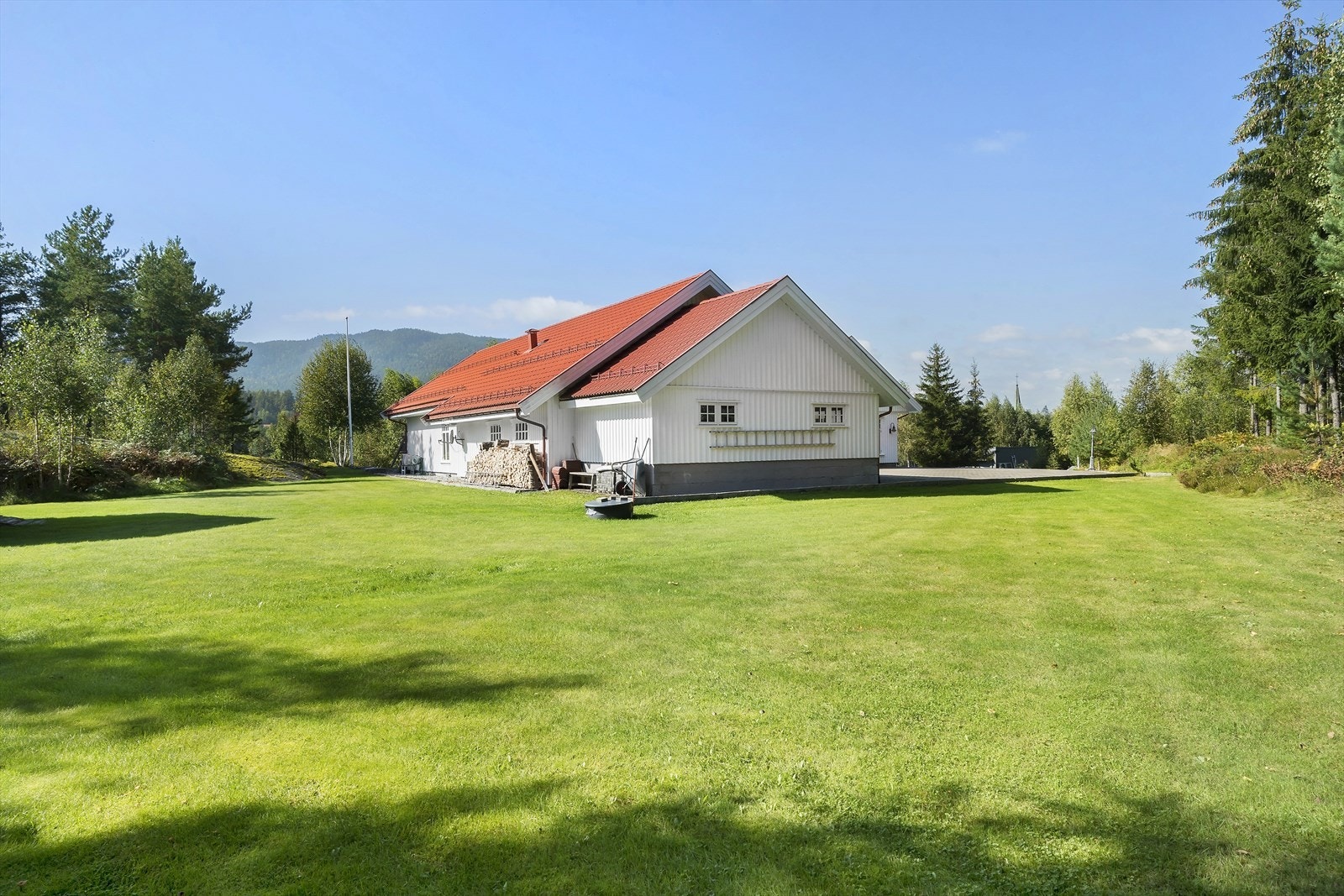 Store grøntarealer med gressplen der barn og unge kan leke fritt. Galleribilde