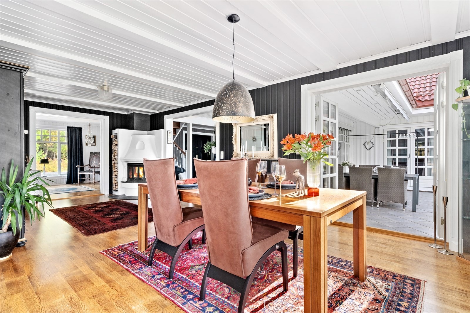 Fra spisestuen er det direkte utgang til boligens uteområder med en elegant to-fløyet terassedør. Galleribilde