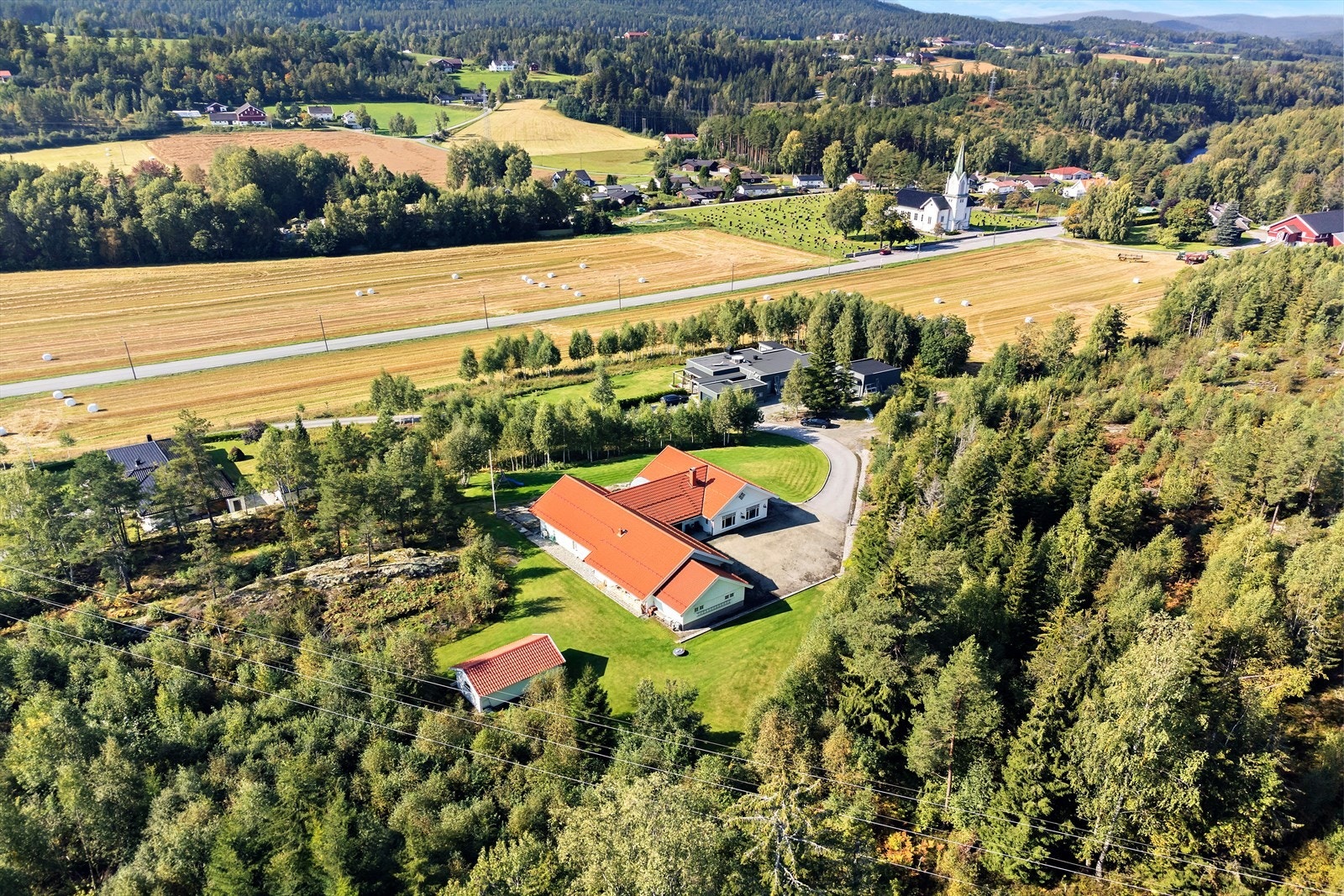 Velkommen til denne store og eksklusive familieboligen beliggende utenfor Skotselv! Galleribilde