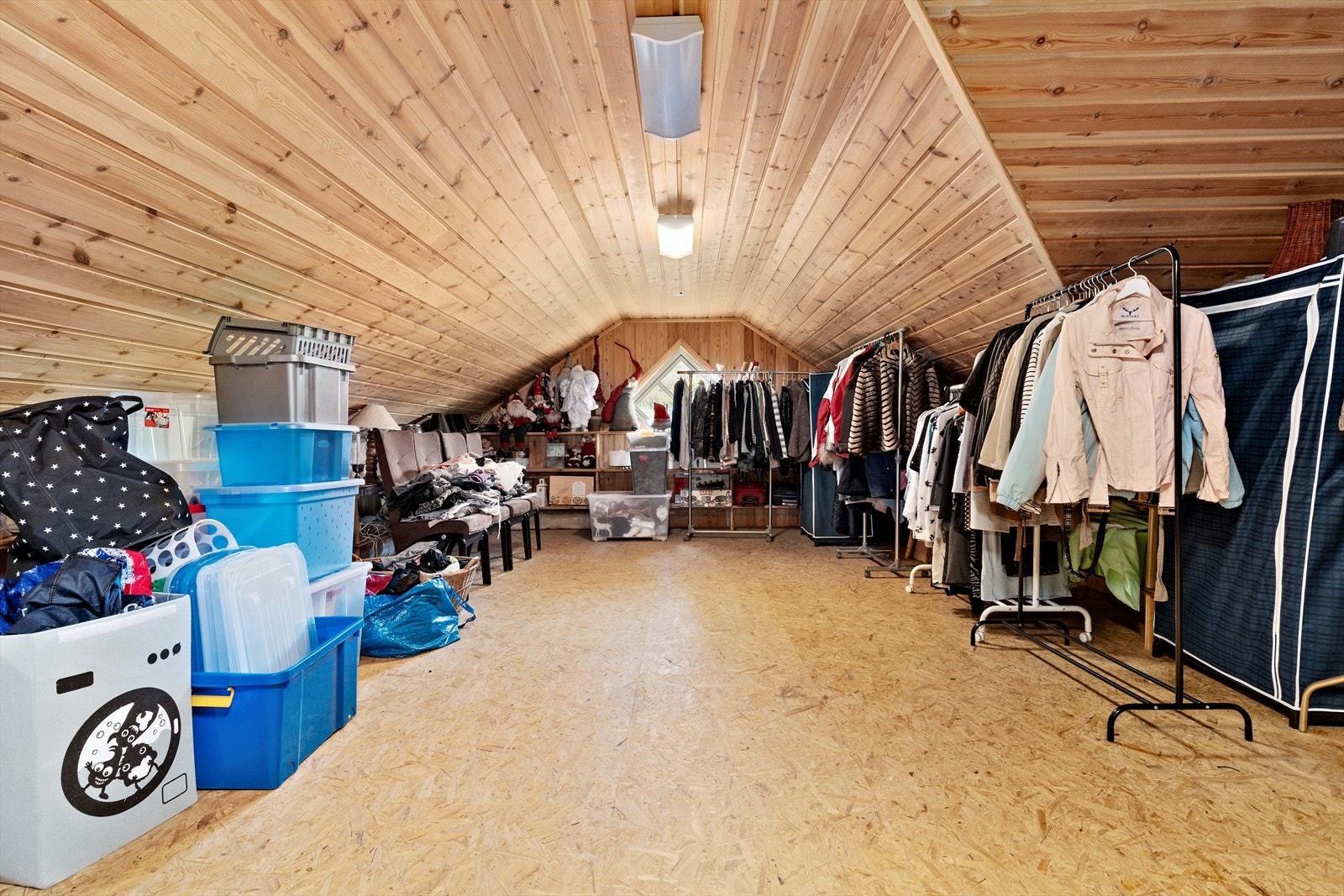 Boligen har mye bod og lagringsplass i 2.etasje i tillegg til bod i garasjen, noe som gir deg muligheten til å holde hjemmet ryddig og organisert. Perfekt for oppbevaring av sesongvarer og annet utstyr. Galleribilde