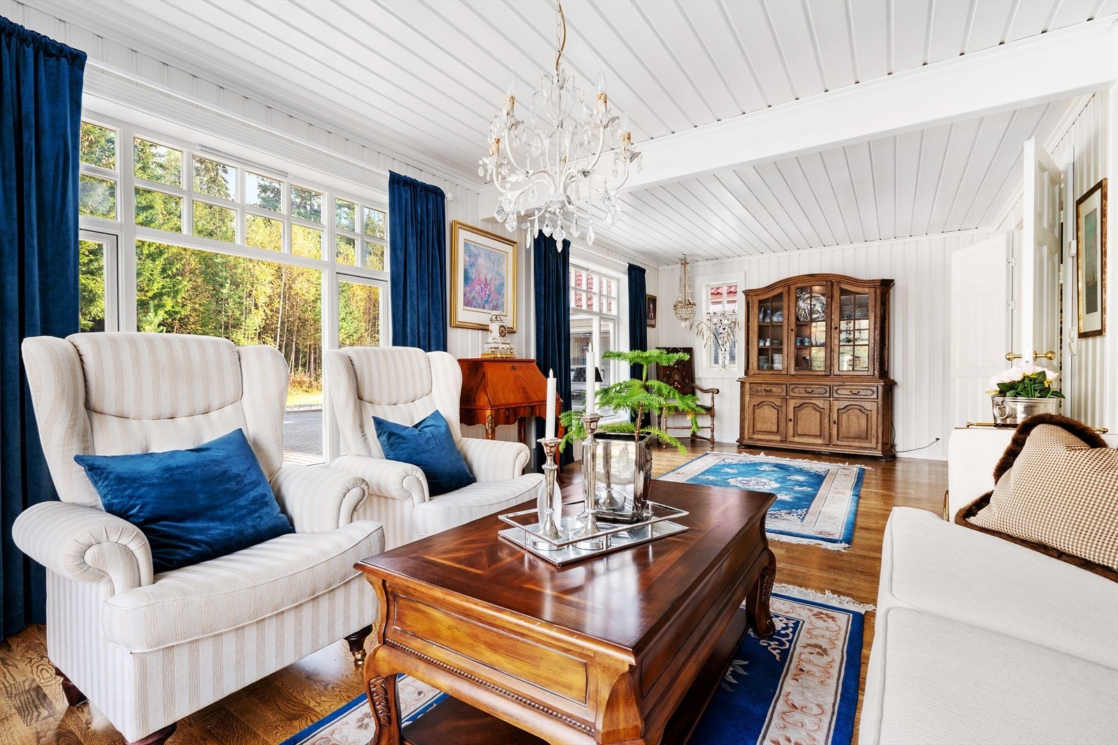 Legg merke til de store vindusflatene med eksklusive krysspost detaljer, som bringer det fine landskapet inn. Galleribilde