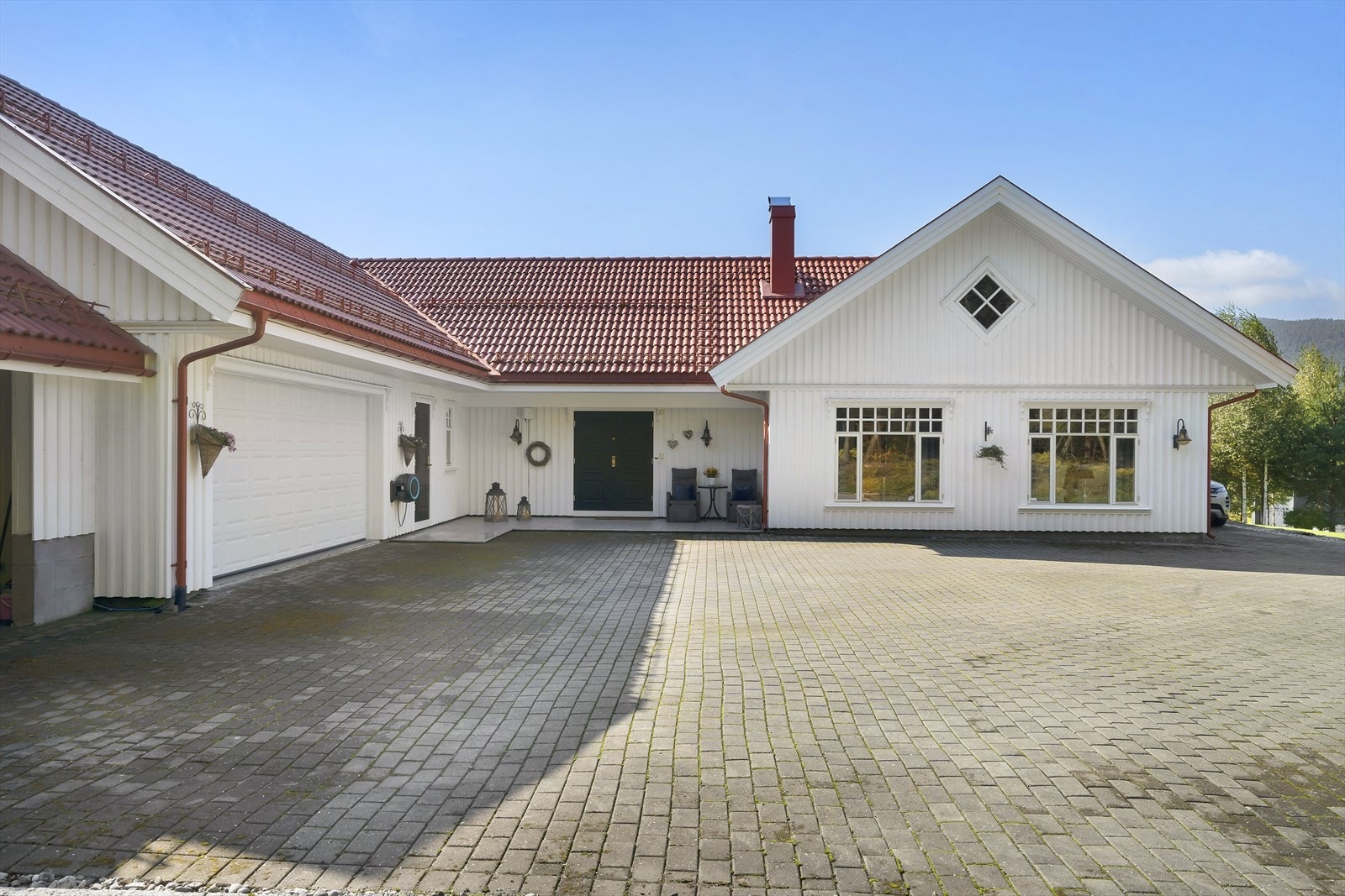 Denne store og eksklusive familieboligen har gjennomtenkte løsninger som gir optimal funksjonalitet og komfort. Galleribilde