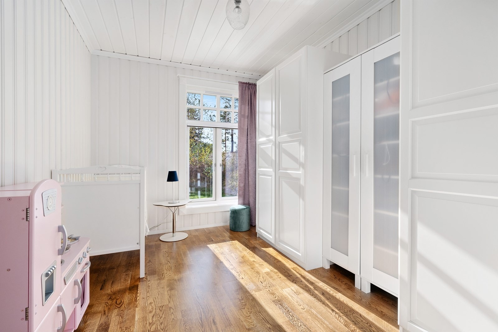 Soverommene har gode lysforhold, smarte oppbevaringsløsninger, god plass til seng og utstråler en behagelig atmosfære for avslapning og hvile. Galleribilde