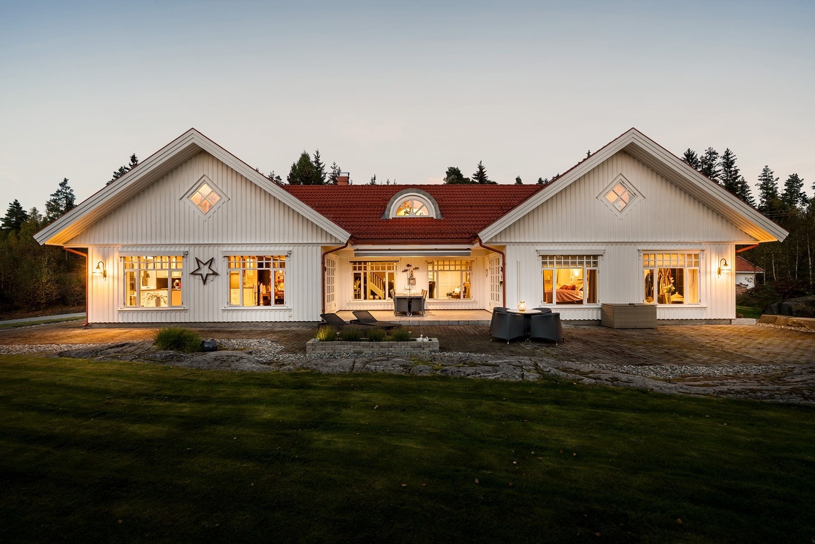 Stor og eksklusiv familiebolig med over 2.4 måls tomt | Landlig og skjermet beliggenhet |Dobbelgarasje og carport! Galleribilde