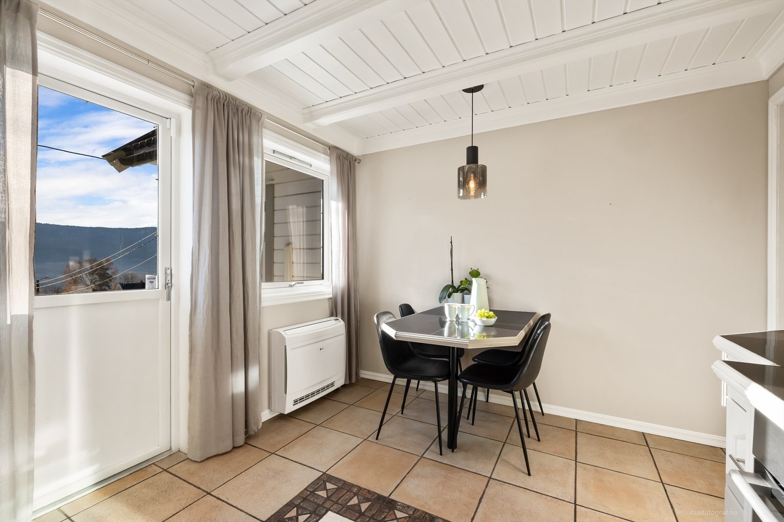 Fra kjøkken er det utgang til terrasse, plass til spisebord og balansert ventilasjon. Galleribilde