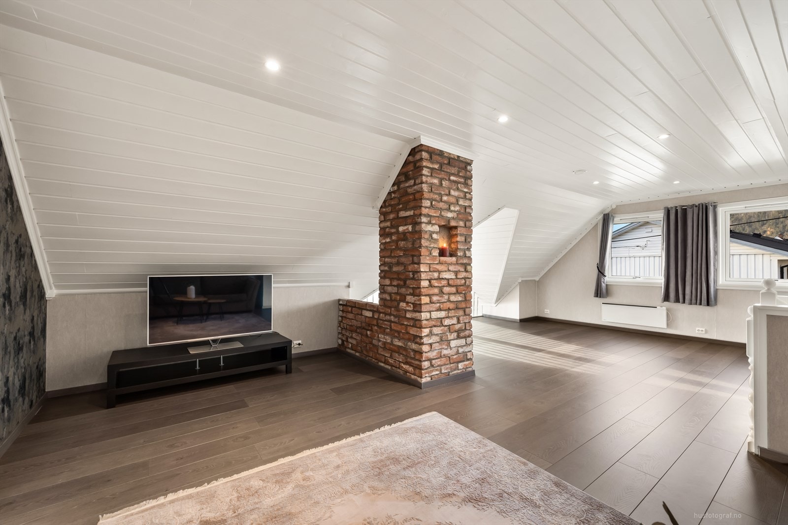 Loft innredet som en stor fin loftsue. Galleribilde