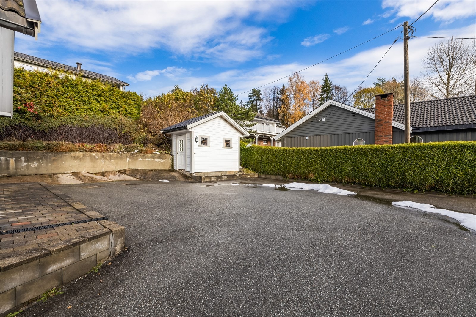 Uthus /bod står i egen gårdsplass. Galleribilde
