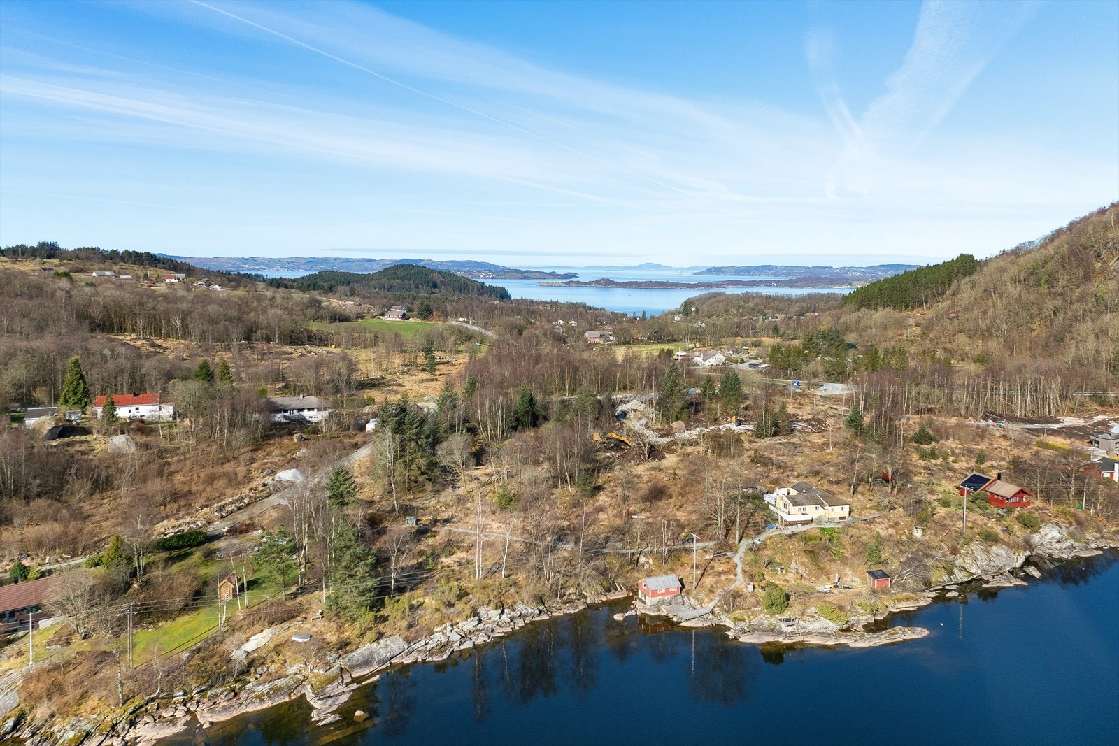 Tomtene ligger i umiddelbar nærhet til vannet i naturrike omgivelser. Galleribilde