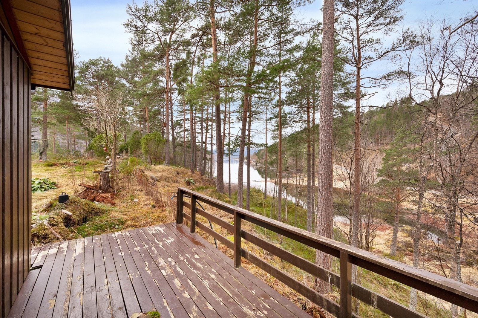 Tomta er delvis opparbeidet, og omkranset av naturlig vegetasjon er eiendommen skjermet for omgivelsene. Galleribilde
