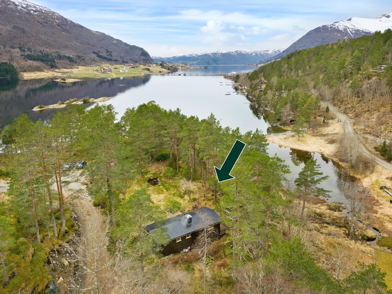 Trivelig hytte på stor naturtomt, like ved fjorden og fjæra. Galleribilde