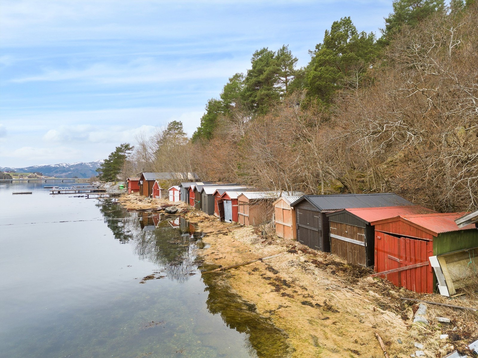 Naustet som hører til eiendommen er nr. 2 fra høyre. Galleribilde