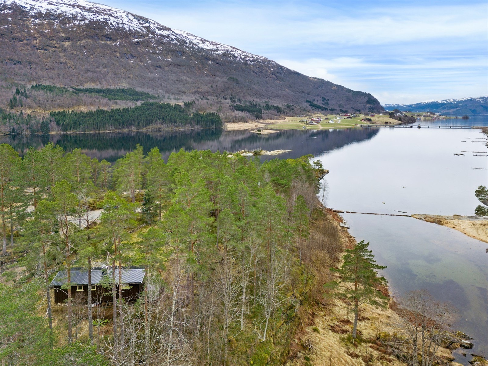 Omgivelsene er formet av et mektig fjordlandskap, med rolige og landlige nærområder. Galleribilde