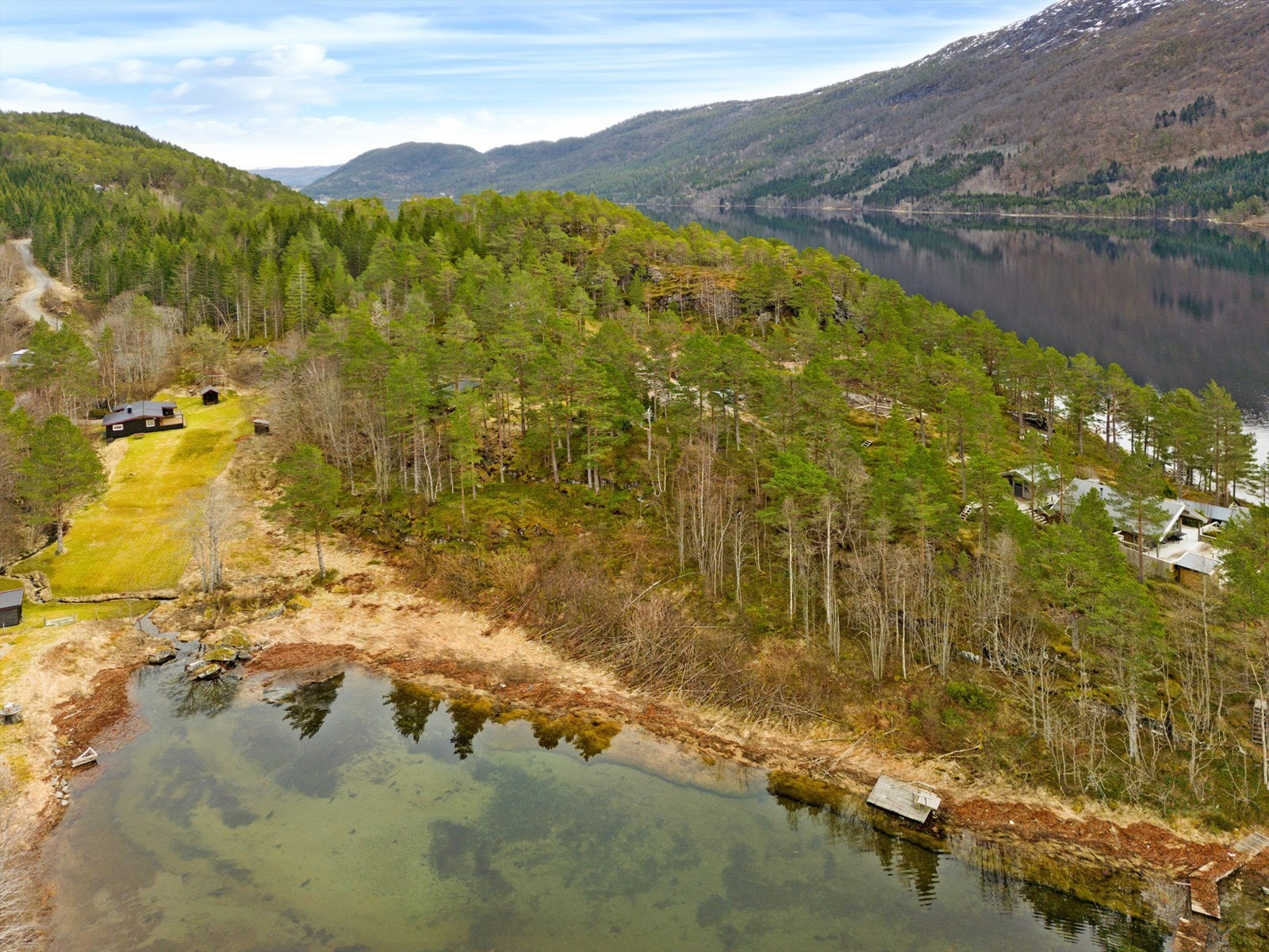 Bøfjorden strekker seg ut mot vest, og Åsskardfjorden innover mot øst. Galleribilde