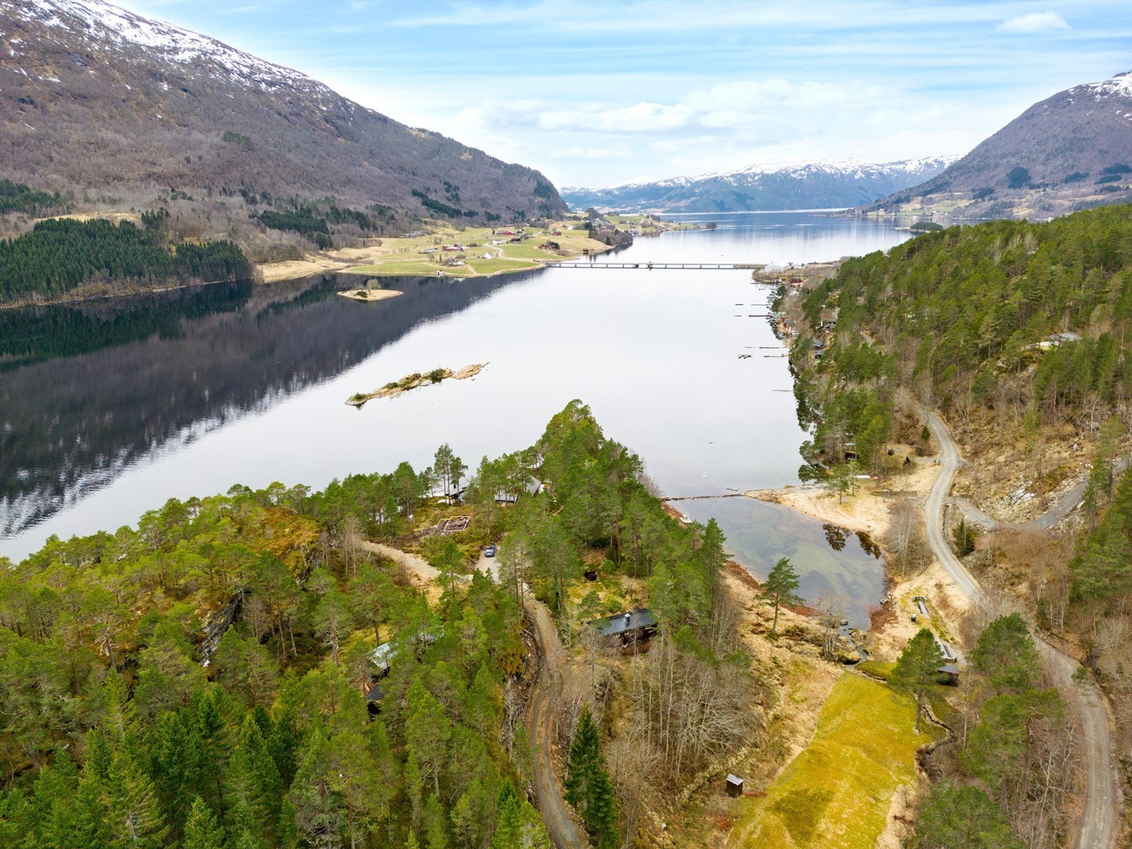 Mjøksandbukta er et populært sted med strand og fine badeplasser (ca. midt i bildet på høyre side). Galleribilde