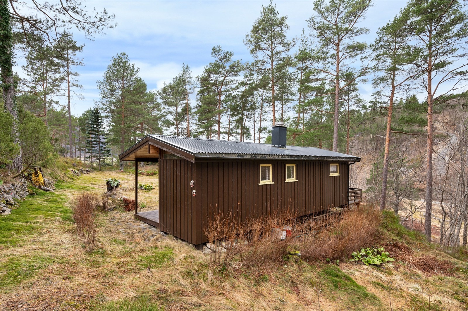 Hytta er uten strøm, med helårsvann lagt til hyttevegg. Det er ellers klargjort for å kunne legge inn både strøm og vann i hytta. Galleribilde