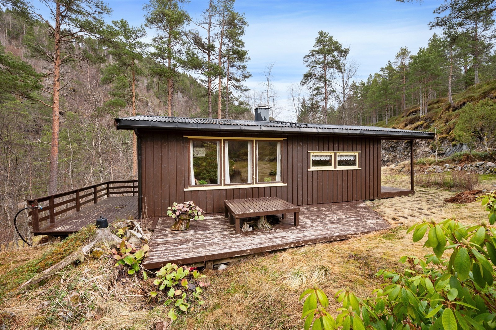 Hytta er oppført i 1972, med gode og solide materialer. Galleribilde