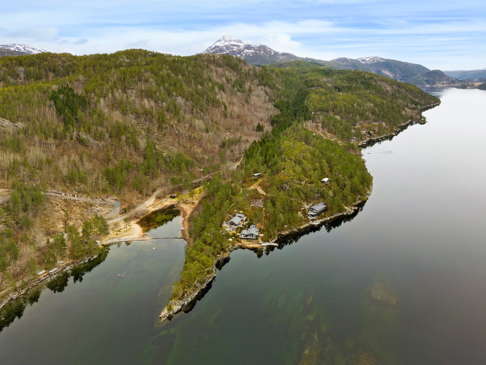 Bygda har en fantastisk natur med mektige fjell og pent jordbrukslandskap, og de flotte fjellene rammer inn fjorden med grønnkledde skoger og heier. Galleribilde