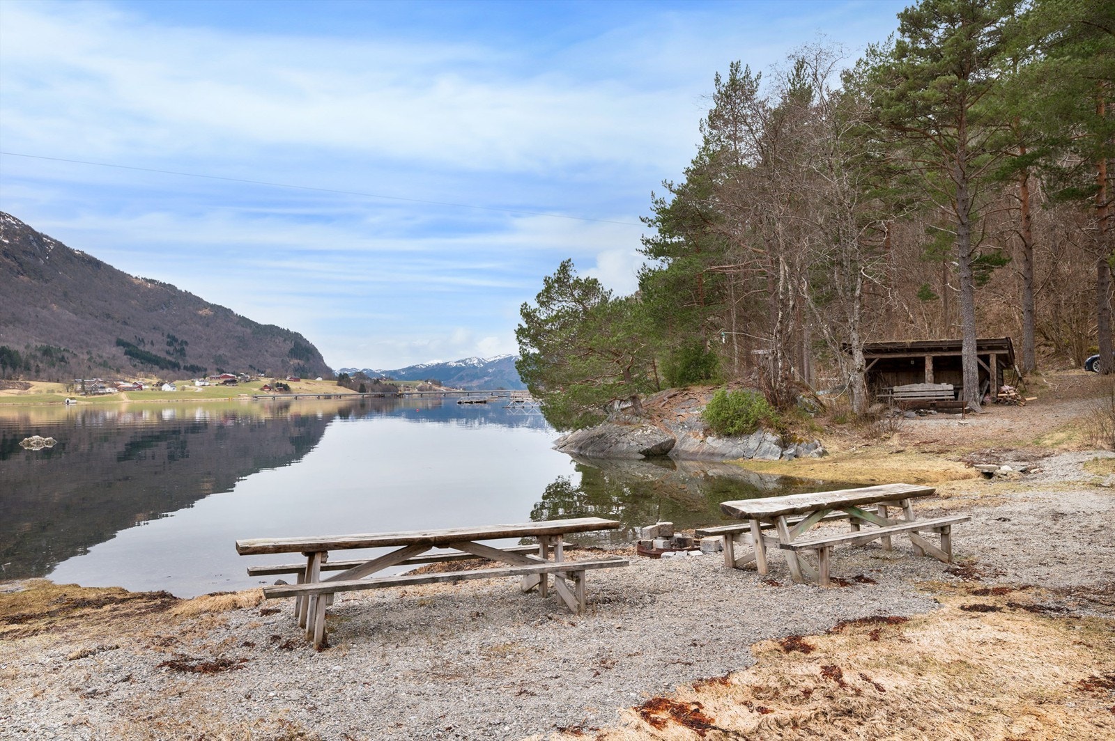 Naust og en eldre båt følger med, og badestranda et steinkast nedenfor hytta er et trivelig samlingssted med bålplass og mulighet for lek og utfoldelse. Galleribilde