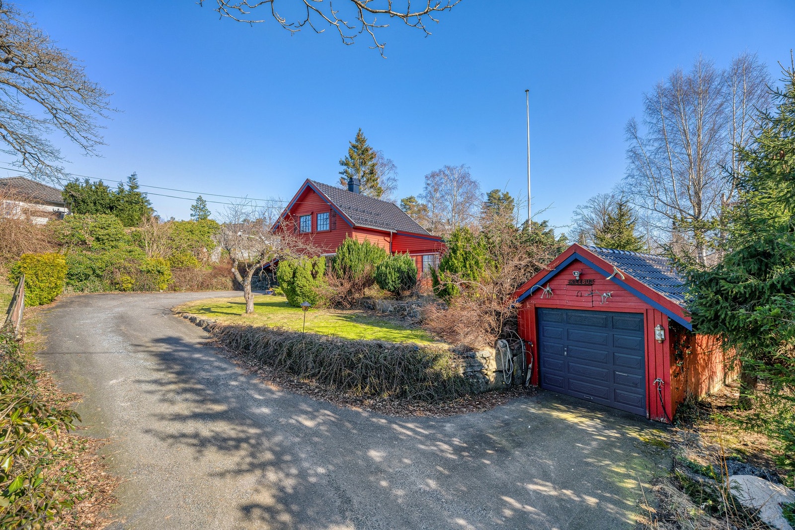 Velkommen til stor og hyggelig eiendom på en høyde med utsøkte solforhold Galleribilde