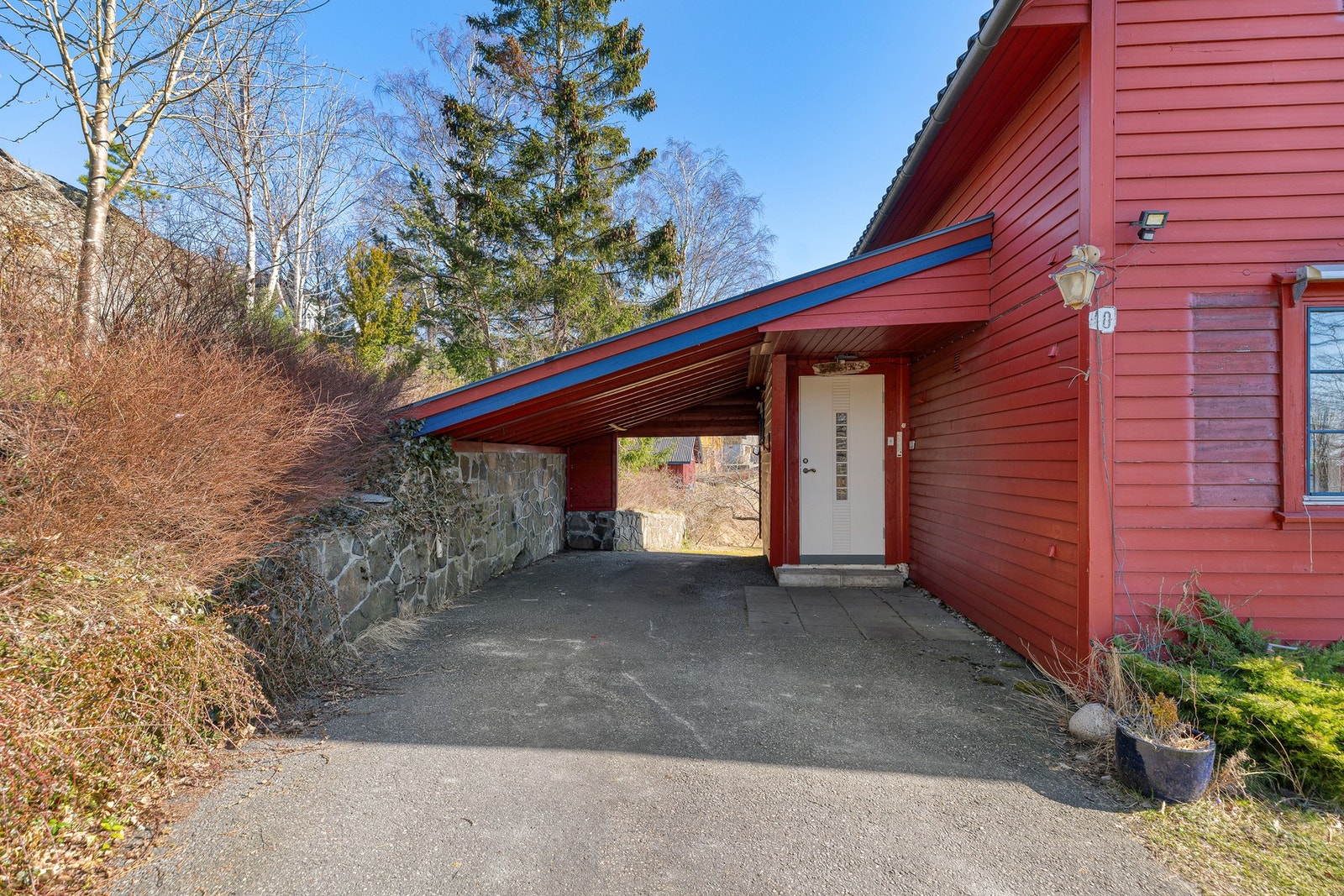 Carport ved inngangsparti Galleribilde