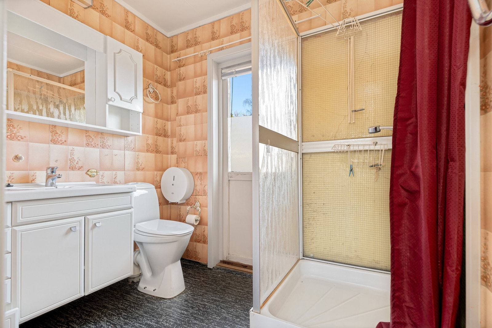 Bad av eldre dato, dør ut til luftebalkong Galleribilde