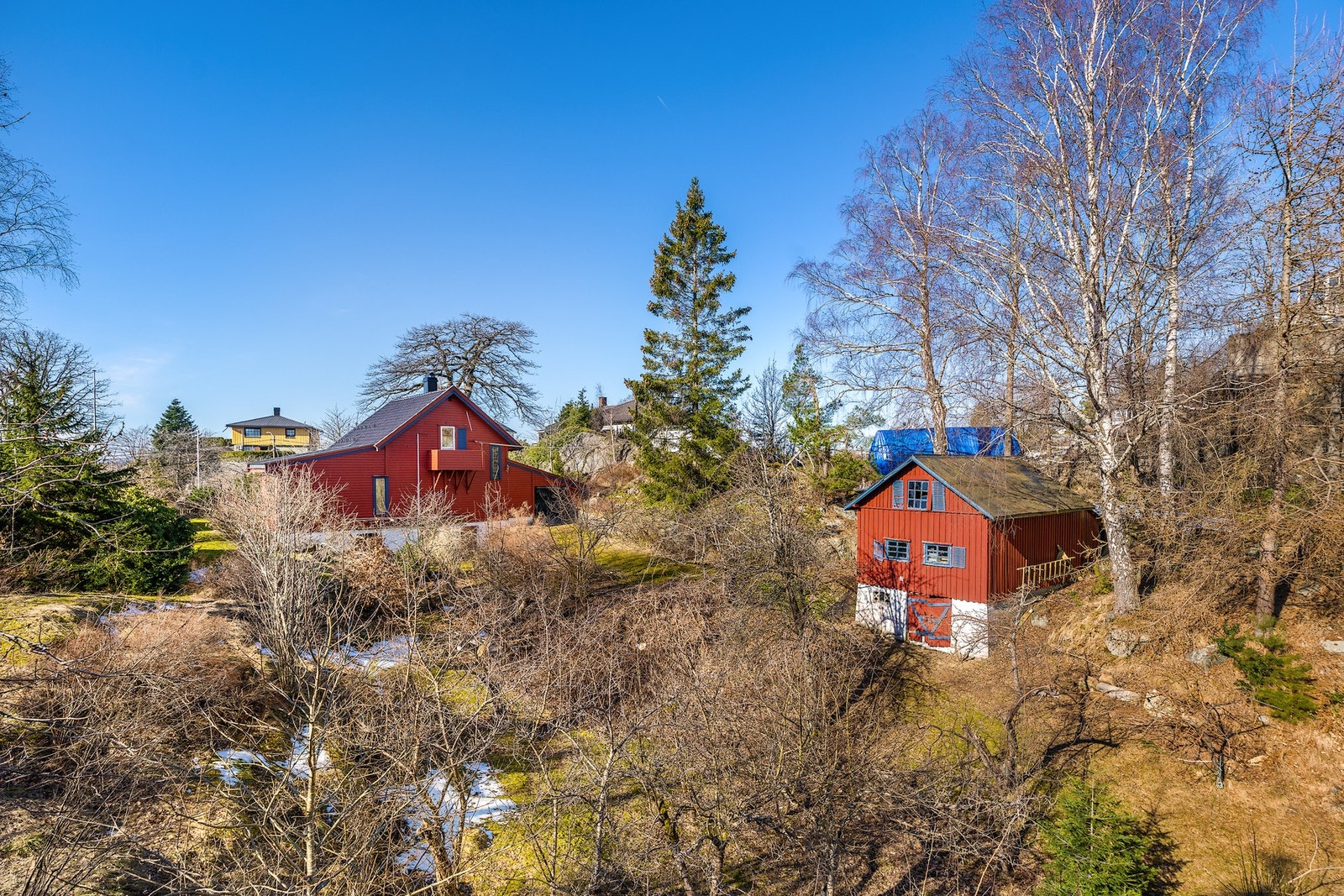 På tomten finner man blant annet et eldre uthus Galleribilde