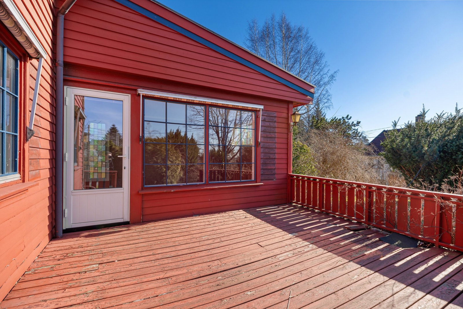 Solrik terrasse med tilgang direkte fra stuen Galleribilde