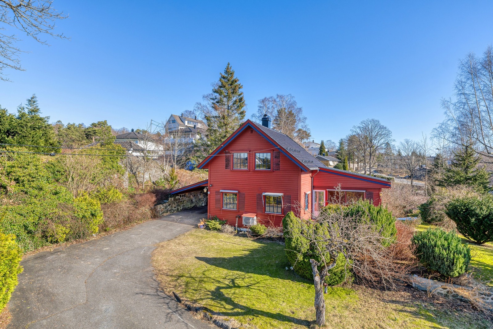 Nydelig opparbeidet tomt med plenarealer, frukttrær og flere bed Galleribilde