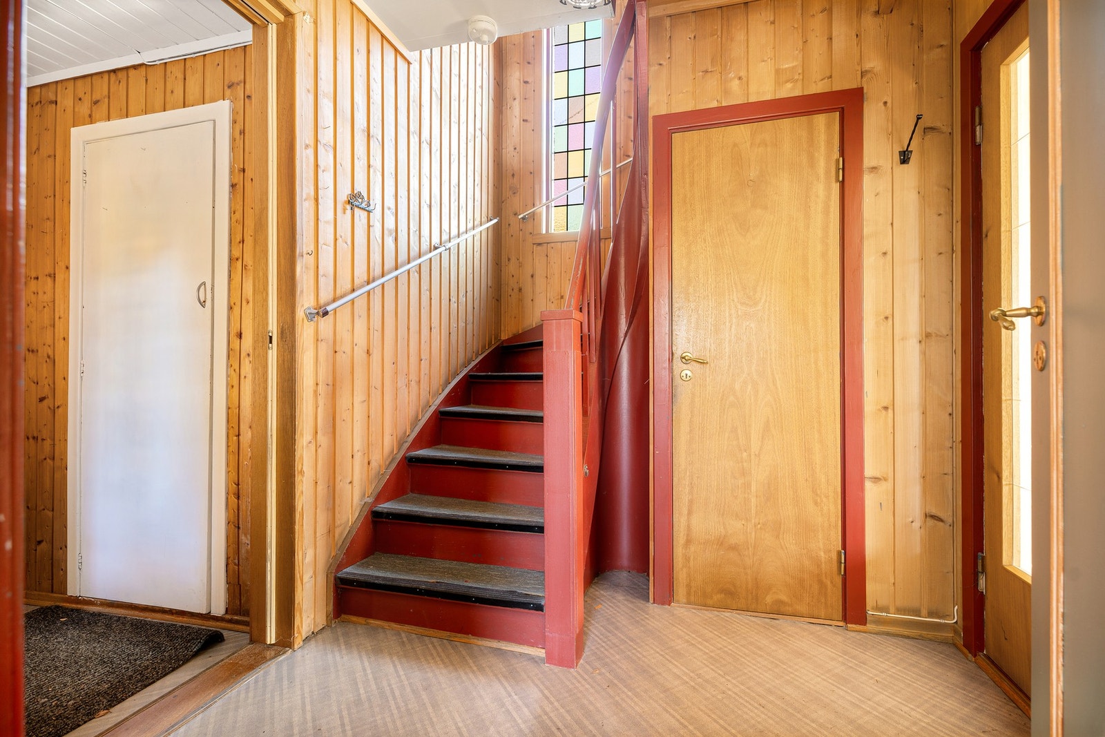 Gang med trapp til 2. etasjen og dør til toalettrom Galleribilde