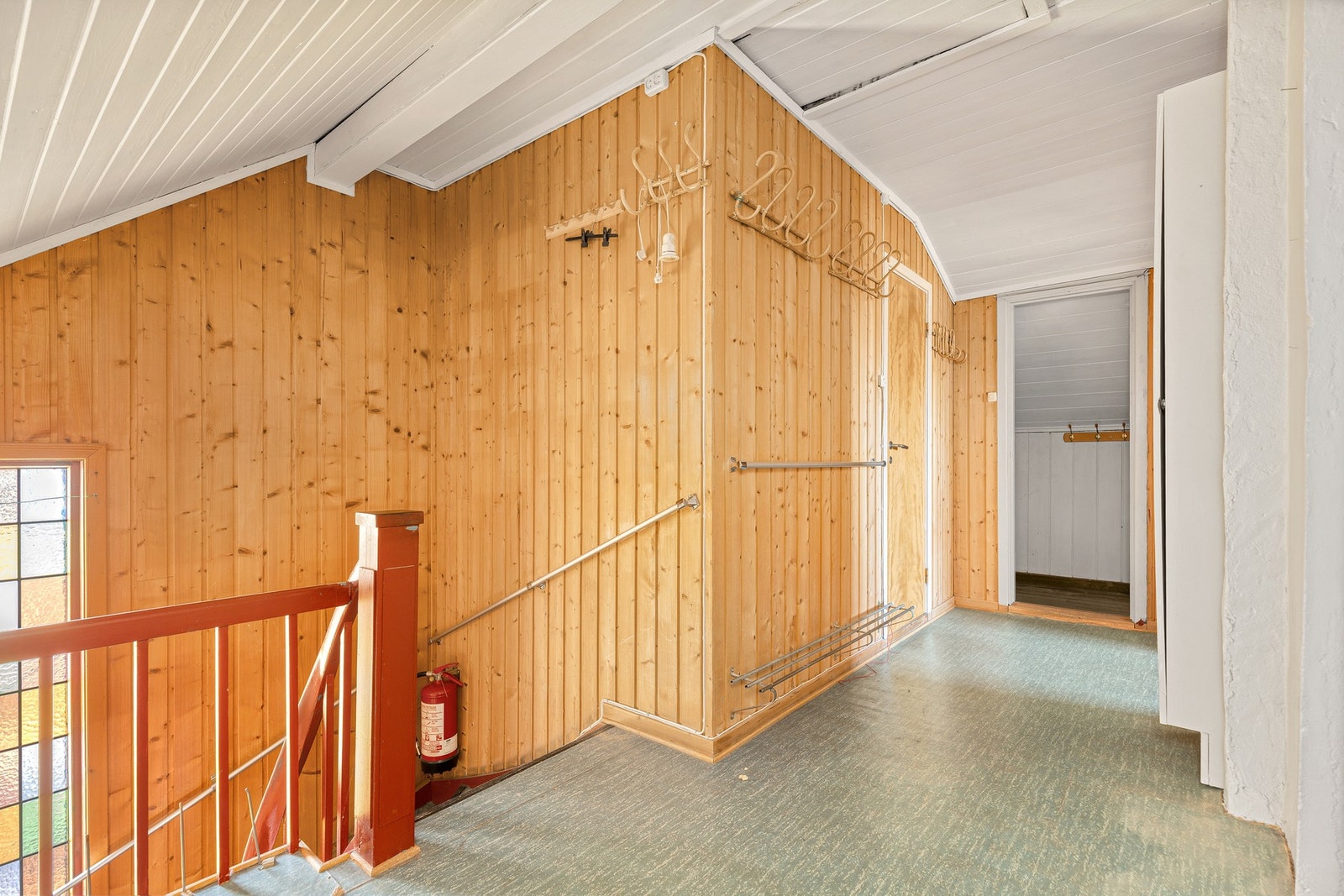 Romslig loftsgang lagring i kott og plassbygde skap Galleribilde