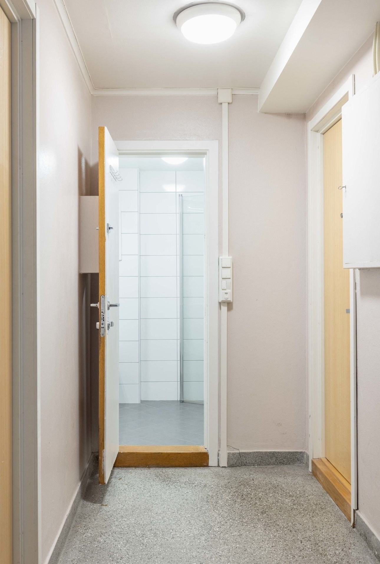 Badet ligger snaue to meter fra inngangsdøra til leiligheten! Galleribilde