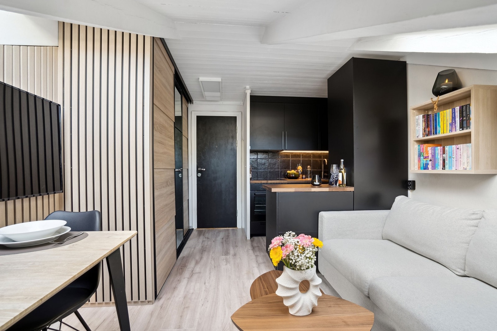 Ved inngangspartiet har du en smart og romslig skyvedørsgarderobe! Galleribilde