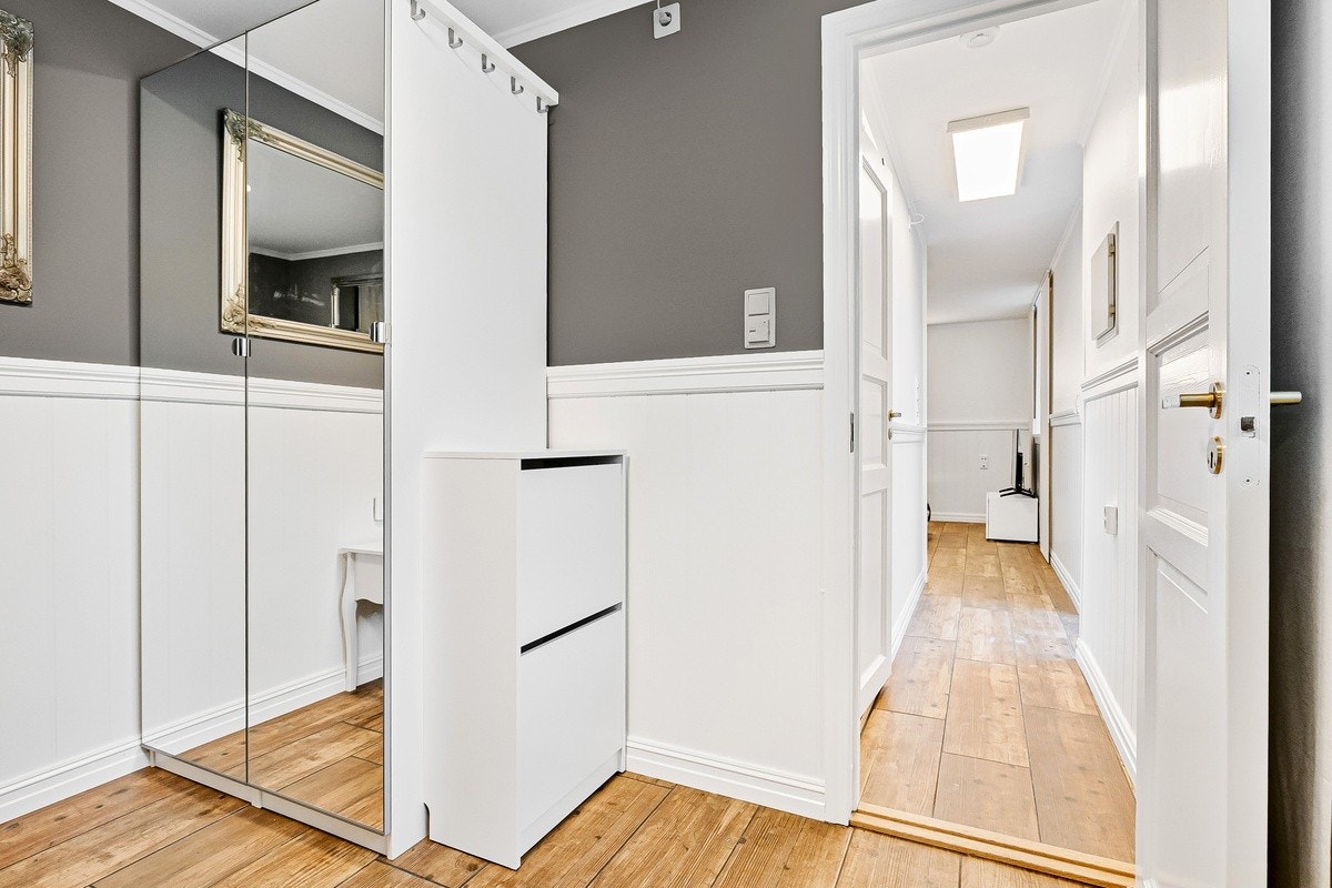 Ny garderobe med speilfront Galleribilde