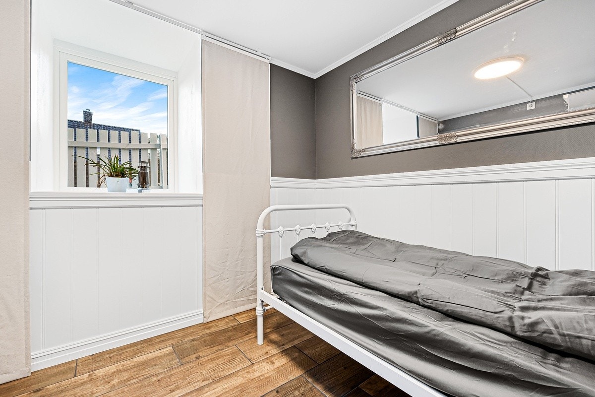Lyst soverom med stort vindu Galleribilde
