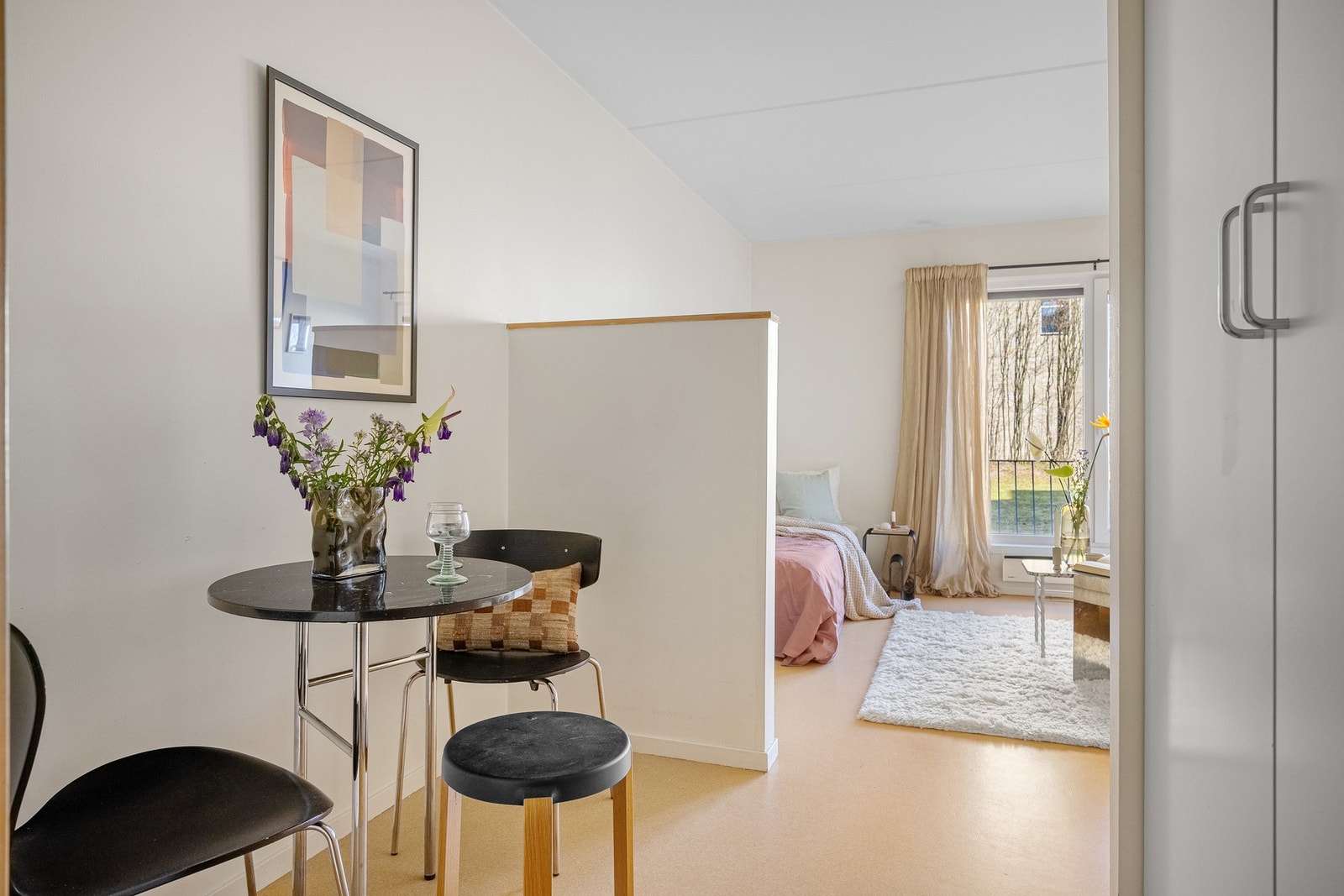 Skapet gir godt med lagring og blir stående. Det medfølger også en ekstern bod på 3 kvm. Galleribilde